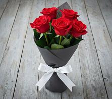 Букет 5 Красных роз Эдлесс Лав в Побегайловке