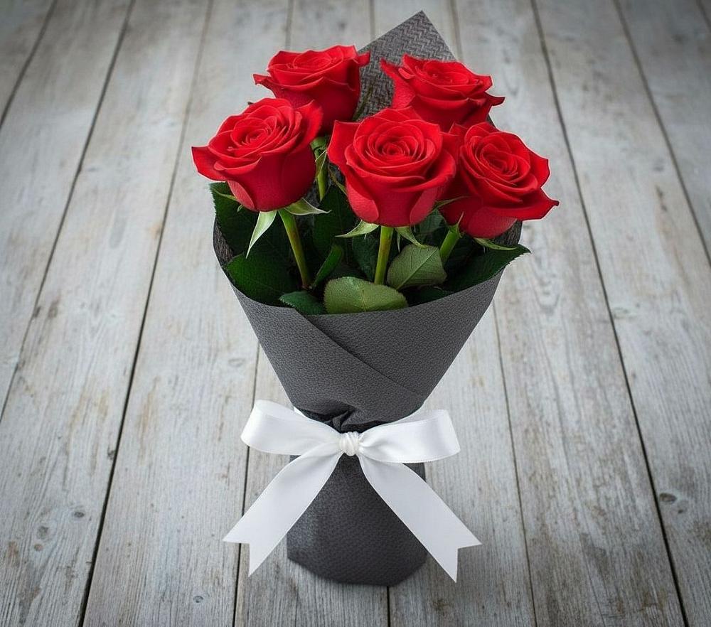 Букет 5 Красных роз Эдлесс Лав в Побегайловке